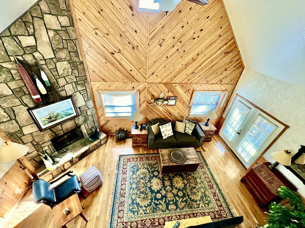 C13 - Forest View two bedroom, two bath Harbor North luxury loft cottage with private hot tub o Lake on Ouachita