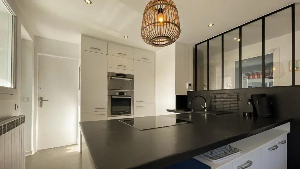 HOMEY MONTAIGNE - New - A 1 min à pied du LAC D'ANNECY - 2 Balcons privés - Appartement avec 2 chambres - Stationnement gratuit toute l'année sauf en été - juin à août
