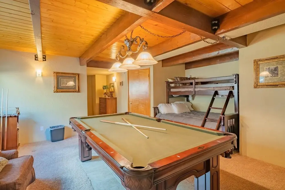 Moonridge Manor - Very Lovely Cabin In A Quiet Neighborhood With An Amazing Hot Tub! 4 Bedroom Home