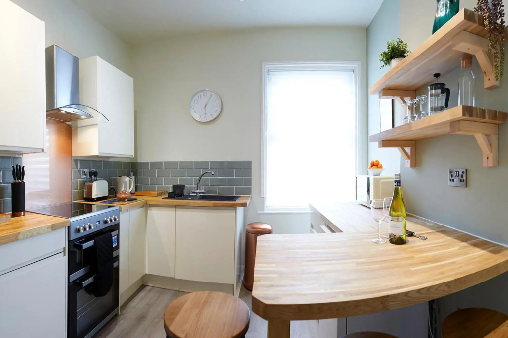 Crows Nest - Sleeps 6 nr North Bay beach and town