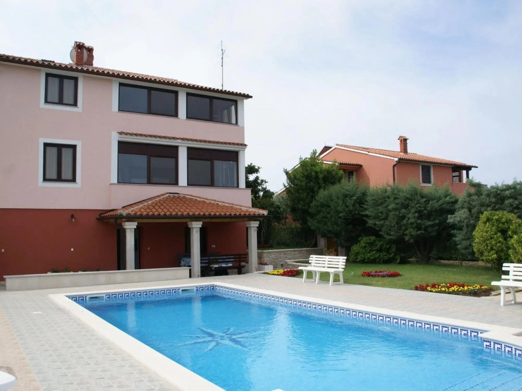 Relaxing Apartment in Banjole With Shared Pool