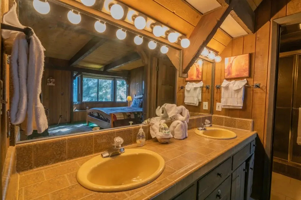 Alpine Lakefront - Lakefront Cabin And All The Amenities Really Fun From The Pool Table And Spa 3 Bedroom Home