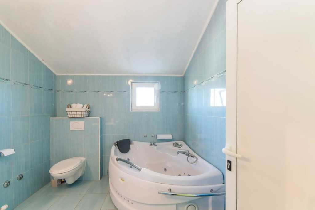 Crowonder Sun&Fun Holiday House with Large Swimming Pool, Playroom and Garden
