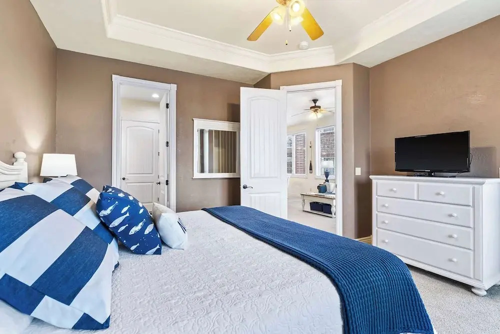 Cliffside Lake Retreat - 2 Bdr, Walk to Table Rock