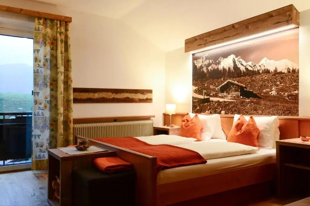 Ferienhaus Lechner am Waldrand mit Sauna & Badefass, Bergblick und Naturgarten"