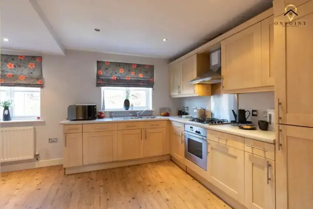 Captivating & Comfy 3 Bed Home 2Parking