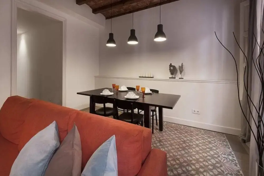 Welcoming 2 Bed With Balcony in Gracia