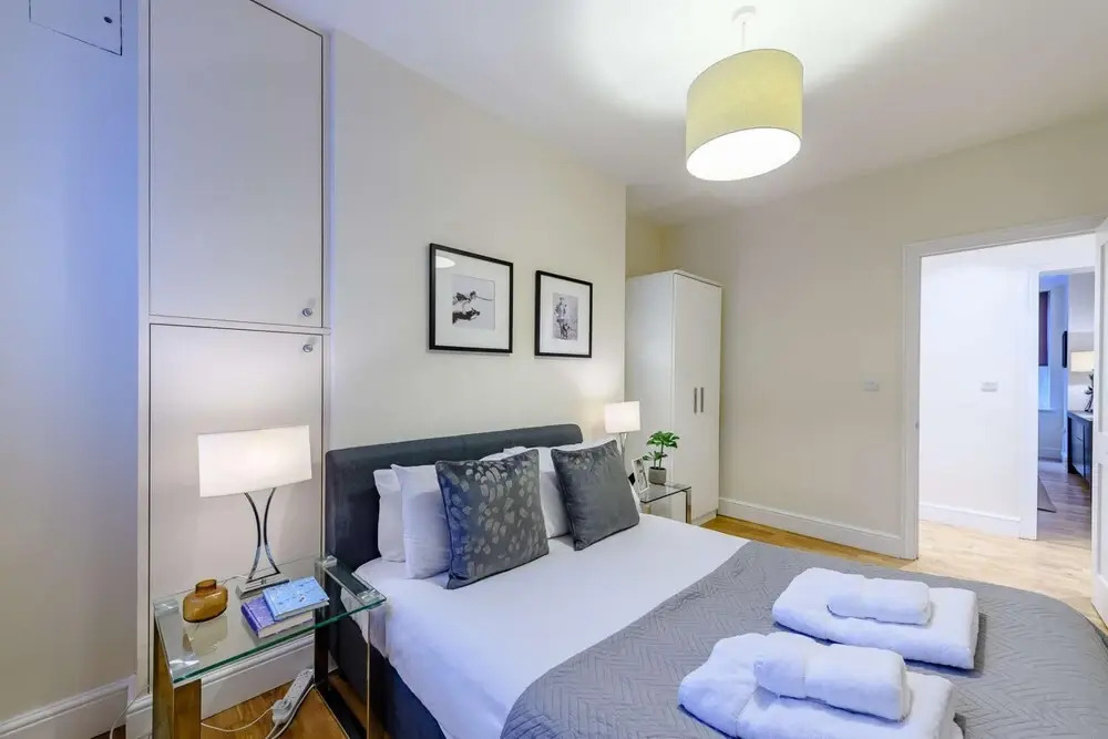Modern Three Bedroom Apartment in Hammersmith