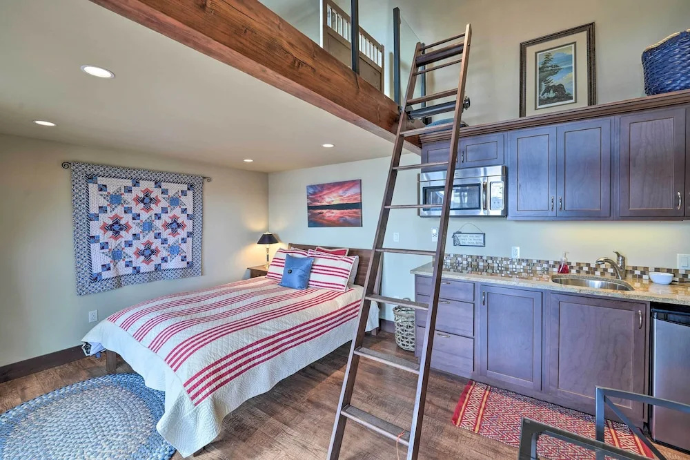 Similk Bay Retreat With Deck, Fire Pit + Hot Tub!