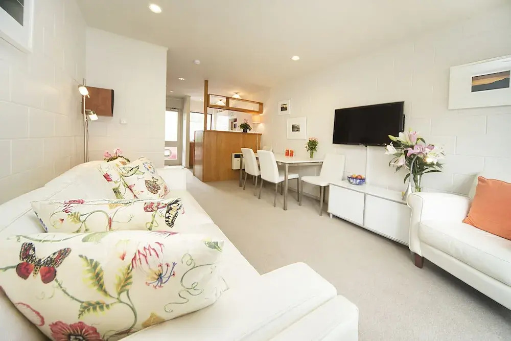 QV Quiet & light filled Townhouse - 456