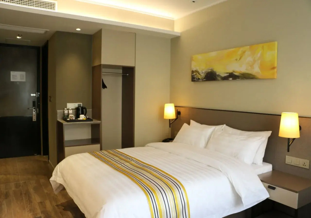 Отель Homeinn Plus Shanghai People Square East Jinling Road