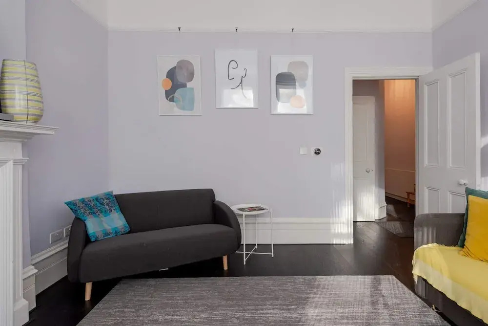 Bright 2 bed flat near Belsize Park, fits 4 guests