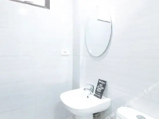 RedDoorz Plus at DBuilders Poblacion BGC