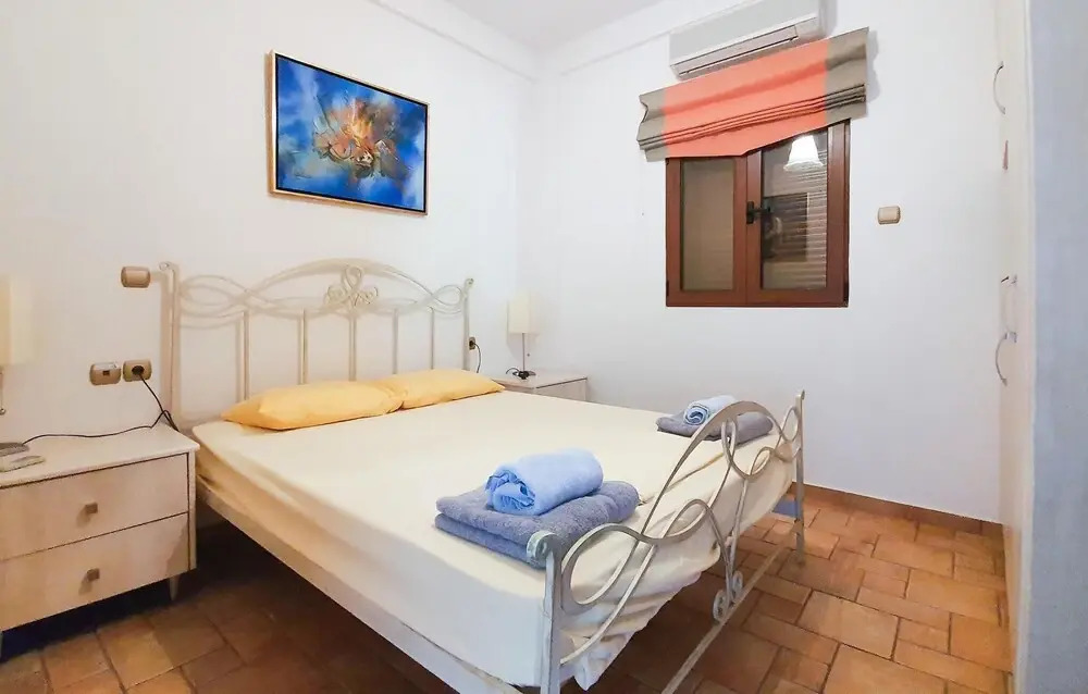 Stunning Home in Kiato With Sauna, Wifi and 5 Bedrooms