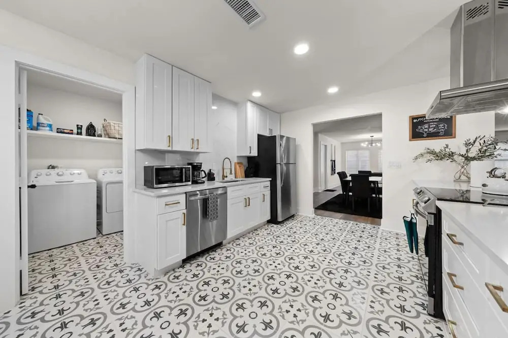 Spacious 6 Bed House Airport Pet Friendly AFB