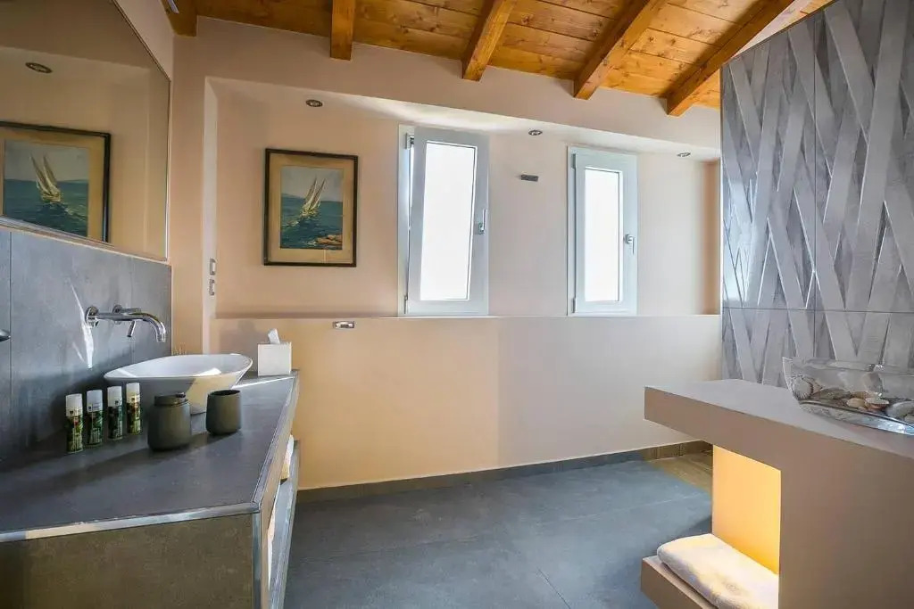 6 Bedroom Luxury Villa Above Ai Helis Beach