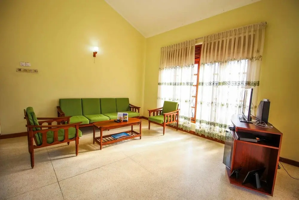 Yoho Airport Way Bungalow