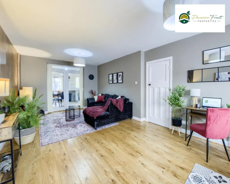 3 Bedroom House By Passionfruitproperties Near Coventry & Warwickshire Hospital With Free Wi-fi, driveway & Garden, DSC