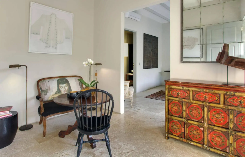 Room & Vespa Suite 2