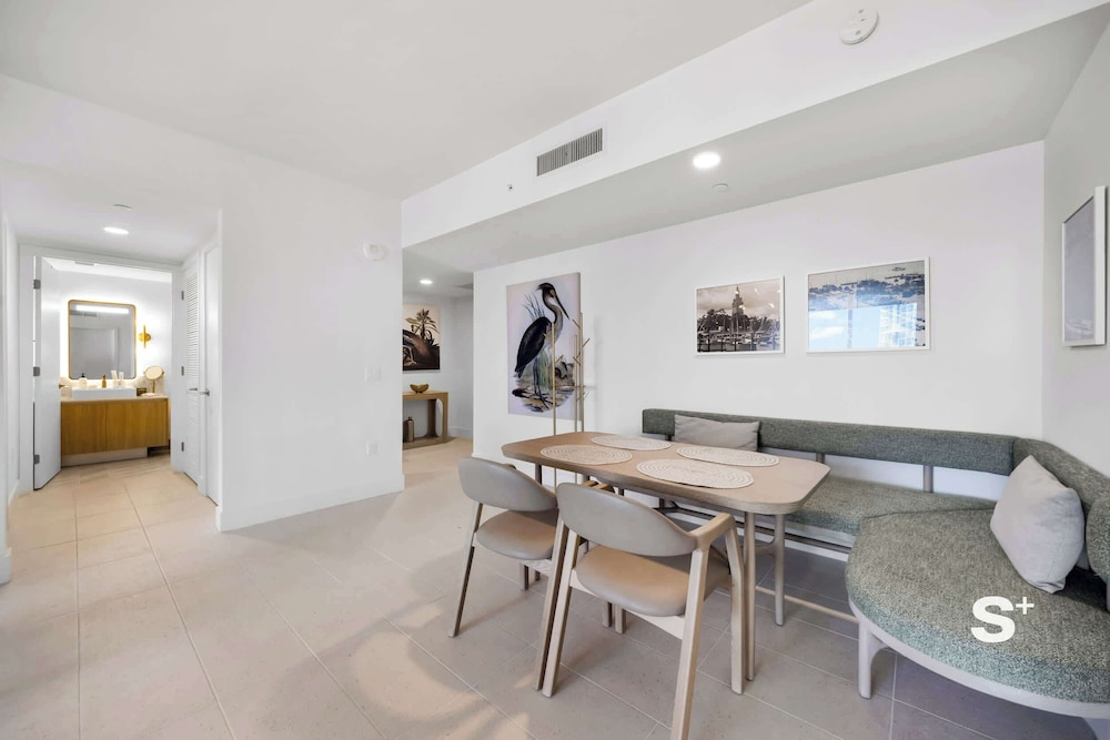2-BD Condo in DTW Miami - City Views