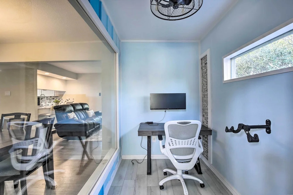 Movie Room & Private Pool: Richardson Retreat