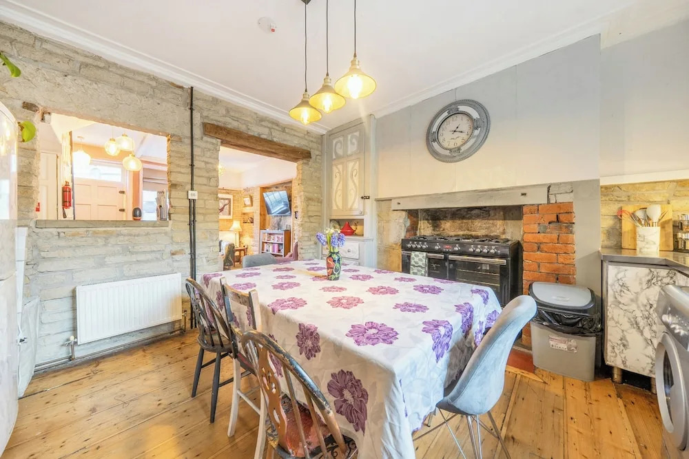 Hebden Bridge - House - Sleeps 8 - Pet Friendly