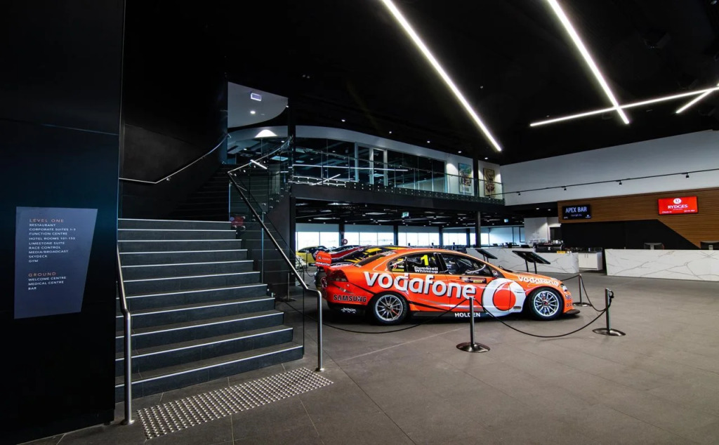 Rydges Pit Lane