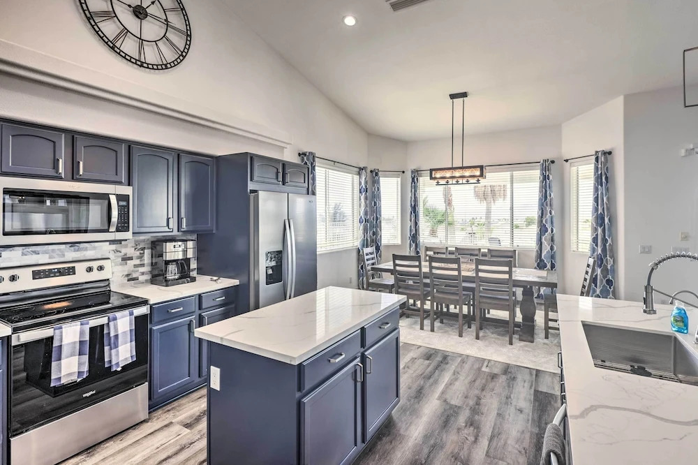 Sunny Snowbird's Retreat w/ Lake Havasu Views!