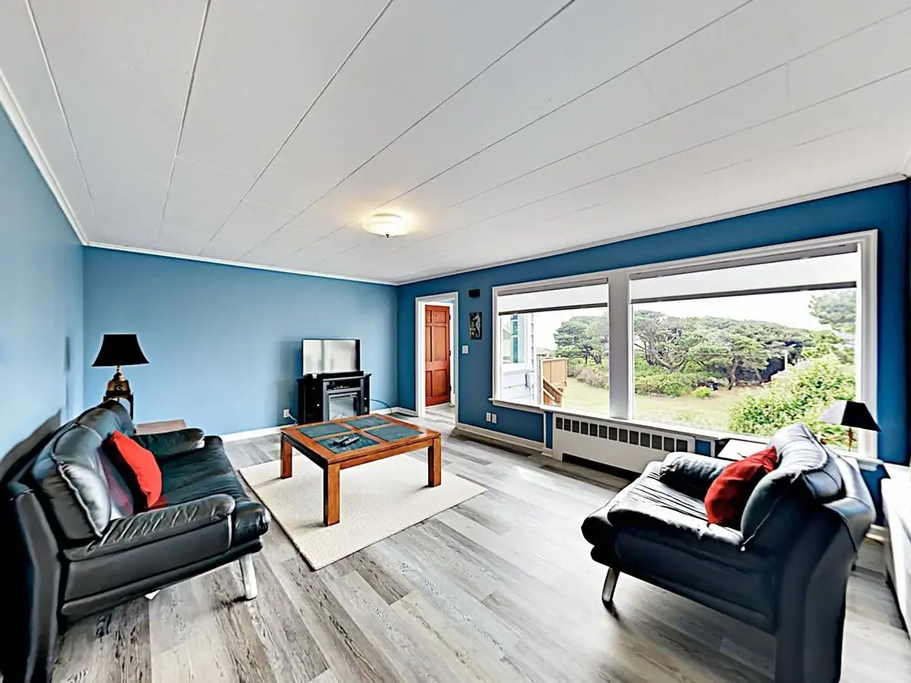 Ocean-View Beach - 6 Br Home