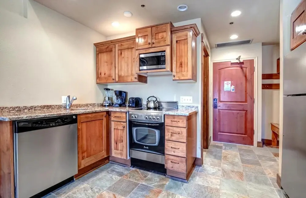 K B M Resorts- Cbi-307 Upgraded 1bd, Wood Fireplace, Full Kitchen, Wifi, Walk to Slopes!