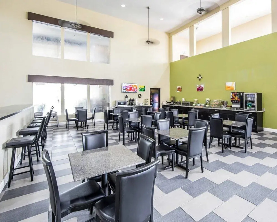 Quality Inn & Suites West Waterpark