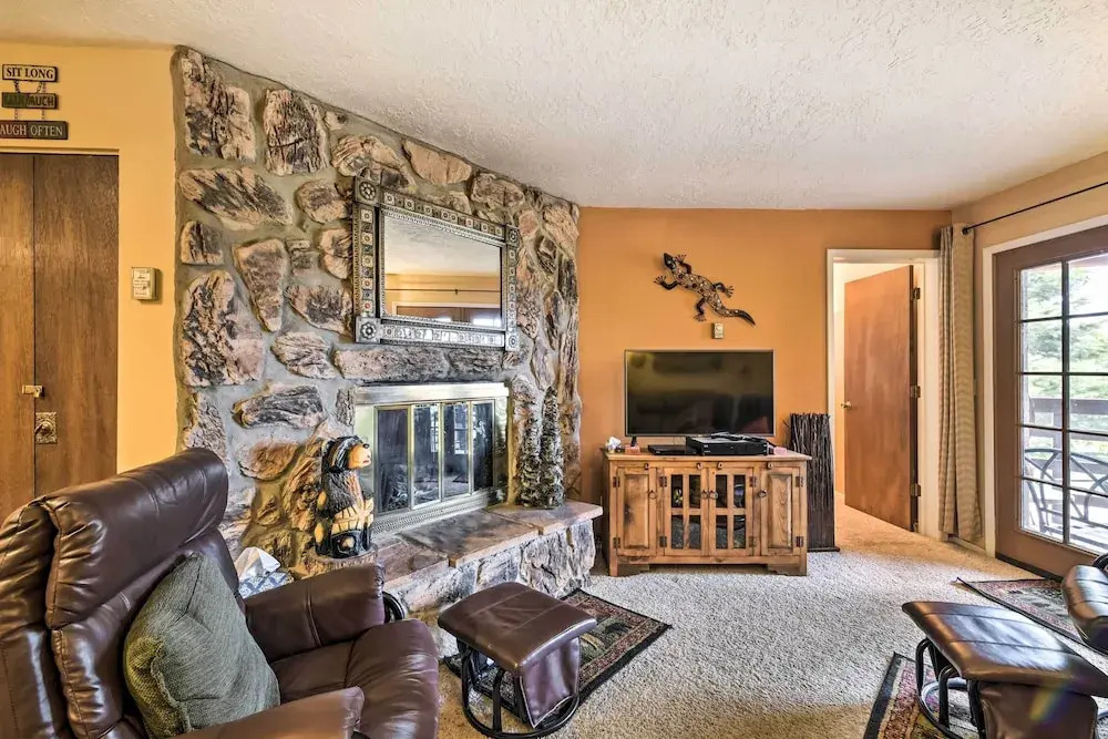 Mountain-view Angel Fire Condo: Walk to Skiing