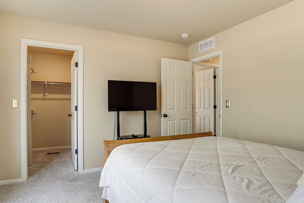 17 Mi to Downtown Denver: Modern Aurora Home!