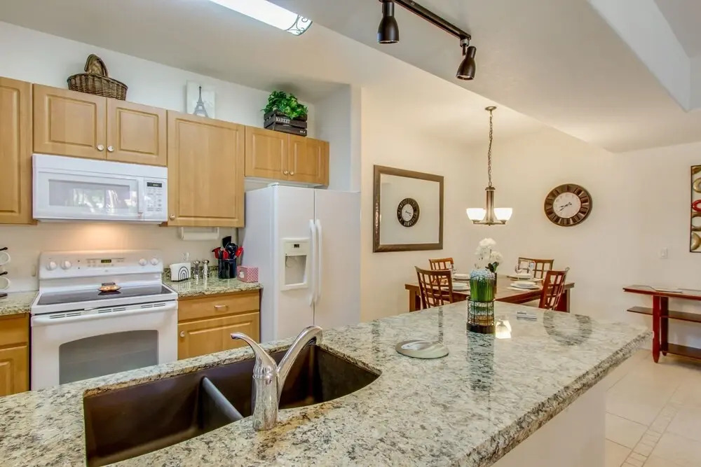 Southern #1064 - 2 Br condo by RedAwning
