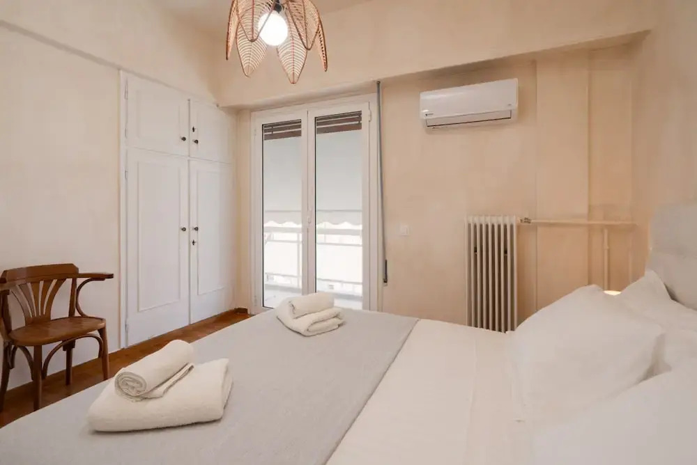 LIV - Artistic Rooftop Apartment in Pagrati