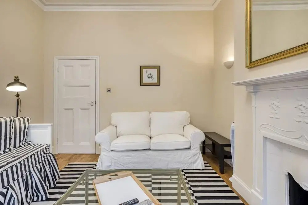 Spacious 2bed/2bath Apt, 5mins to Victoria St