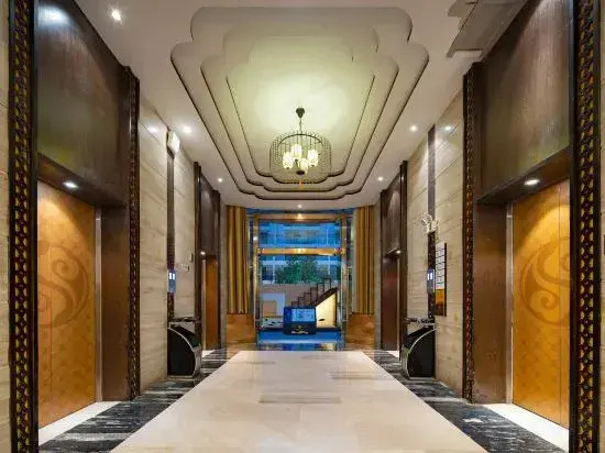 Silk  Cirrus  Hotel  (Songtsam Lingka Shangri-La)