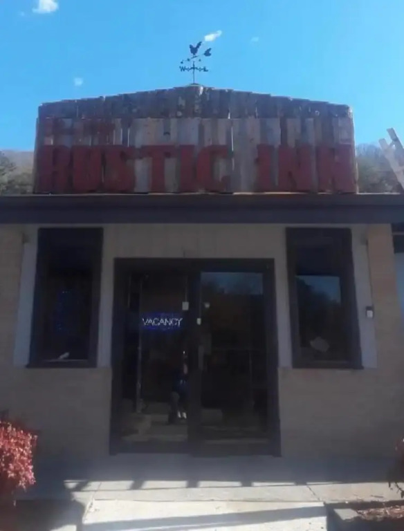 Blue Sky Inn- Complimentary Happy Hour Th-Sun, Veteran owned, Full Breakfast, Best green space, 1 mile from Blue Ridge, Fire Pit