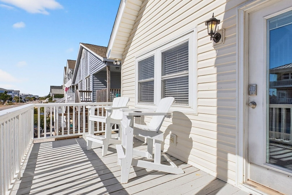 Luna By The Sea / 238 Brunswick Ave West 3 Bedroom Home
