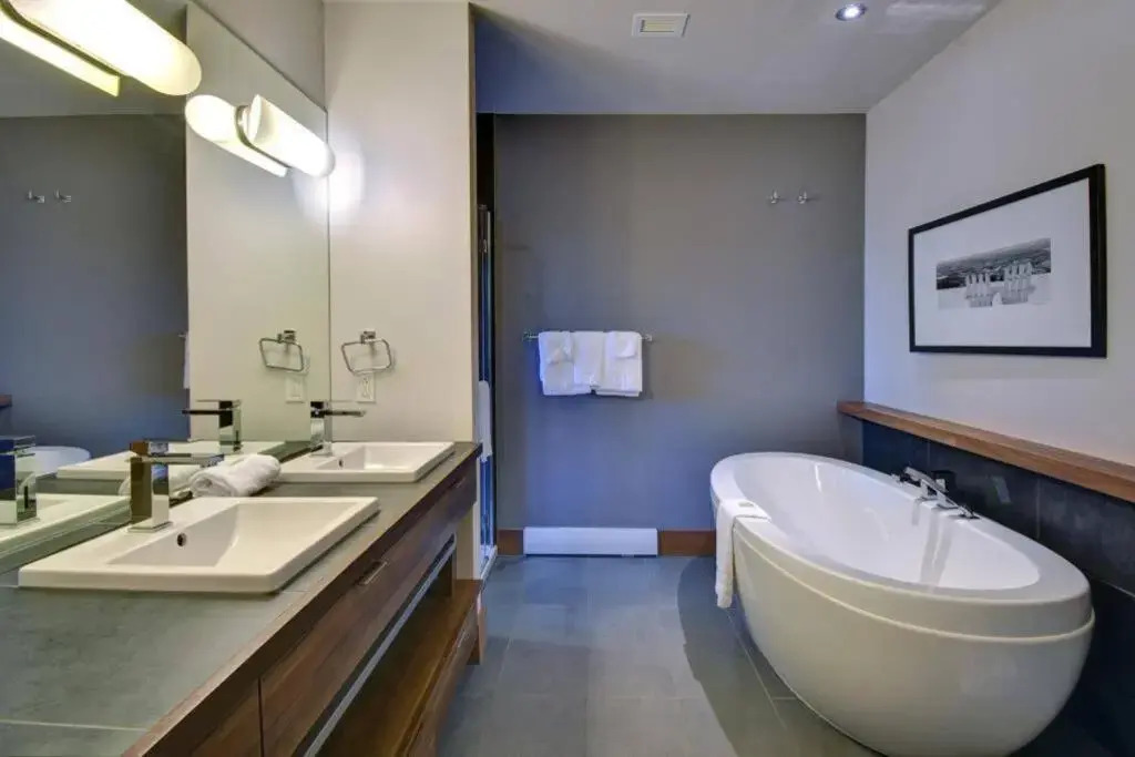 Deluxe Suite - View on Lake & 6 Min from Tremblant Versant Nord