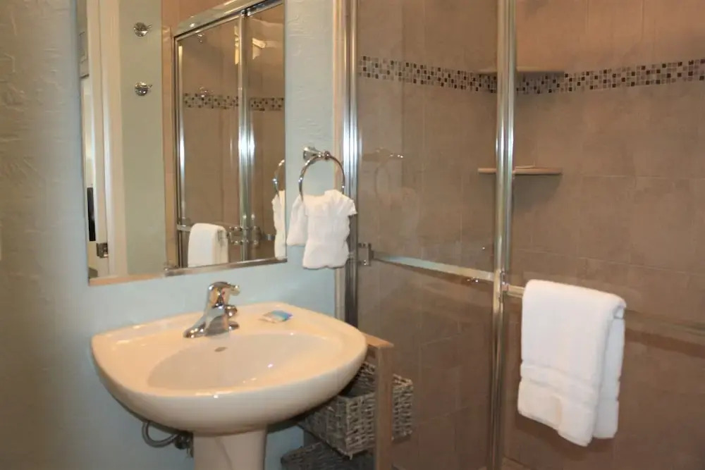 Jamaica Royale - 010 - 2 Br Condo