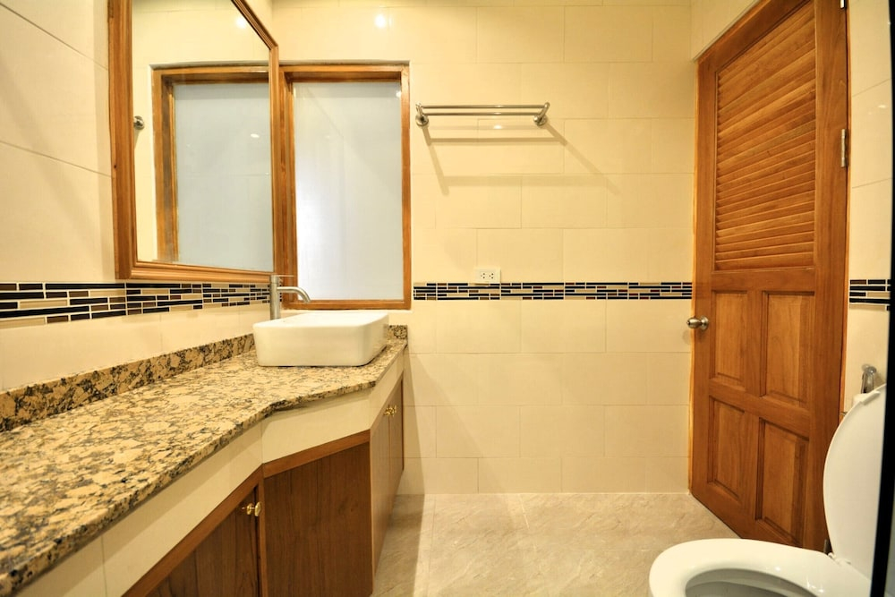 Spacious Corner 1-bedroom Condo With 2 Balconies - Baan Suan Lalana