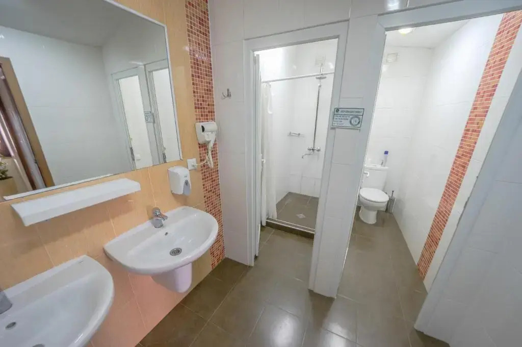 Envoy Hostel and Tours