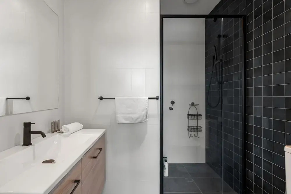Modern 3-bedroom Townhouse in Quiet Greenway