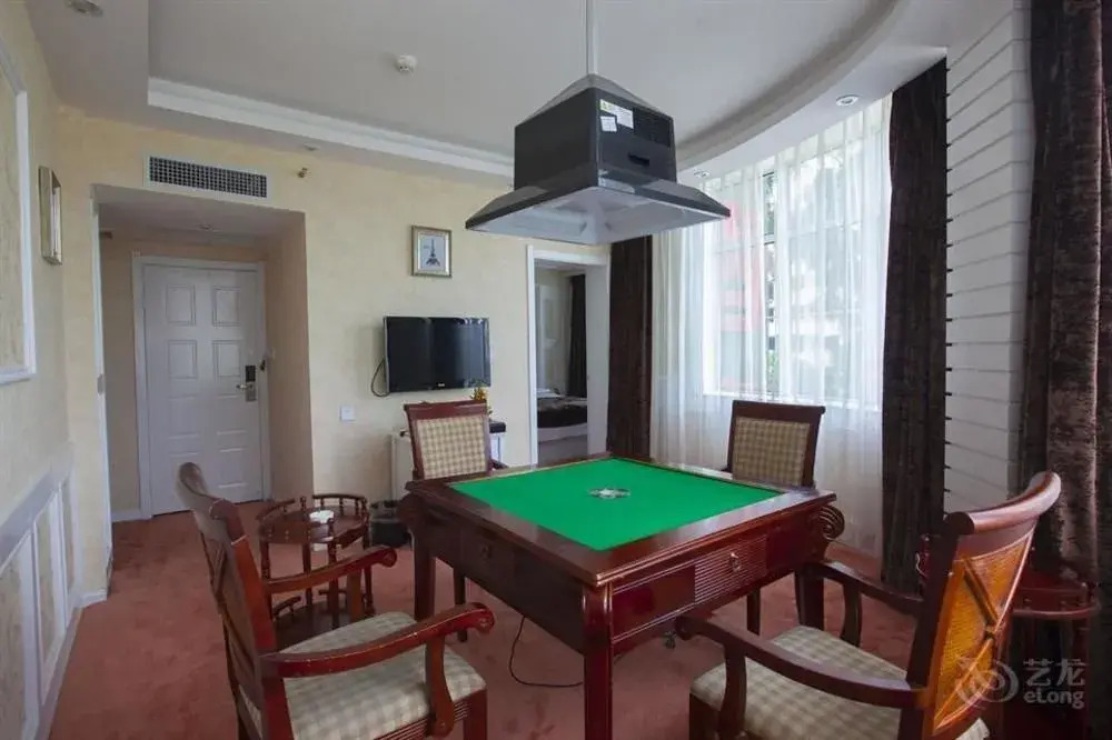 Roman Holiday Hotel (Wuhan Xibei Lake)
