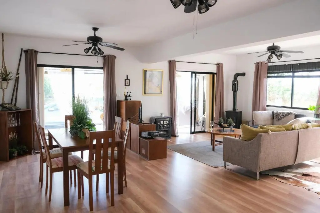 Detached 3 bedroom villa recently refurbished, only 1200 metres from the sea