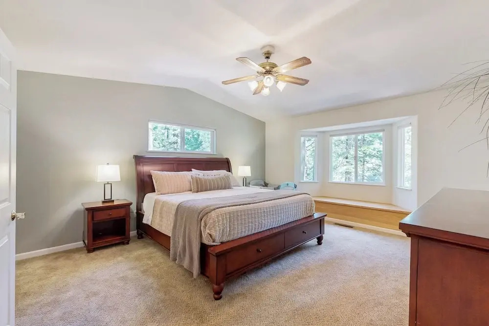 Cozy Cabin w/ Jetted Tub & Dog-friendly