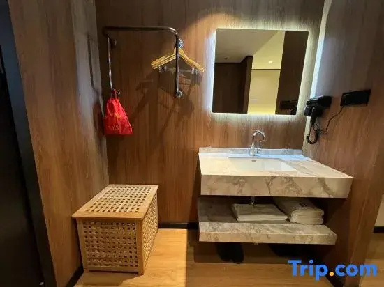 Youfeng Hotel (Pujiang Qiyun Center)