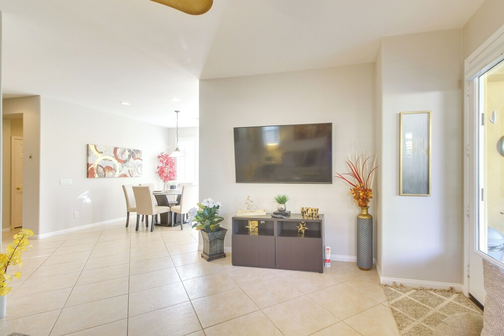 2 Mi to Empire Polo Club: Indio Home w/ Fireplace!