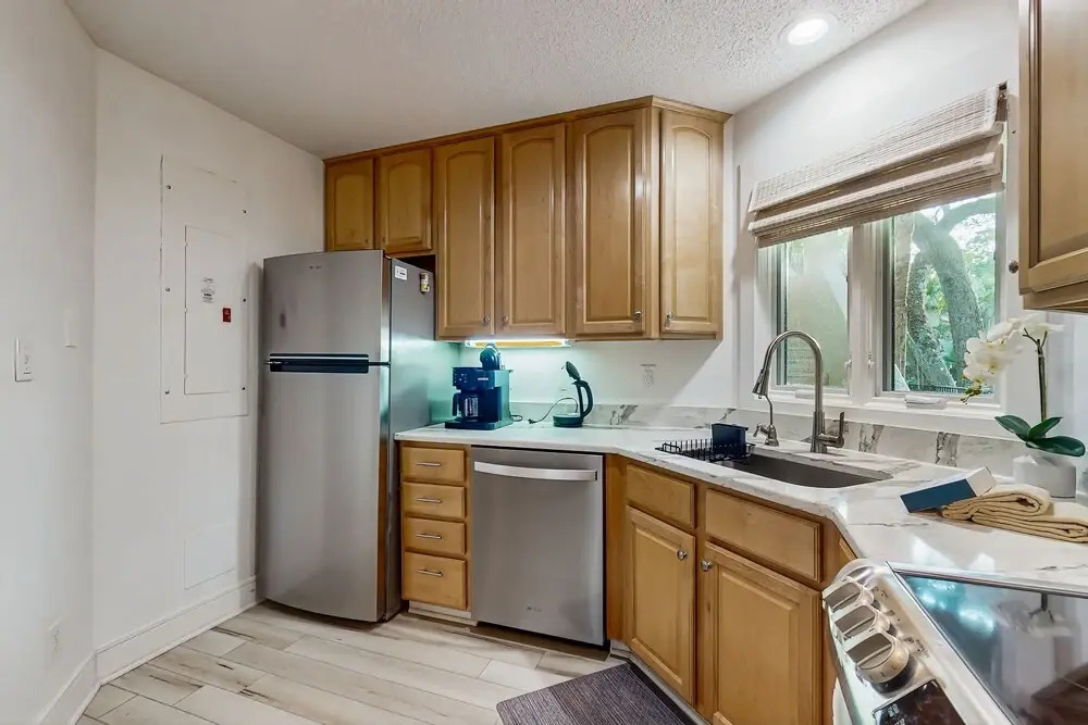 Ground Floor Condo With Private Patio, Full Kitchen, Beach Access and Pool
